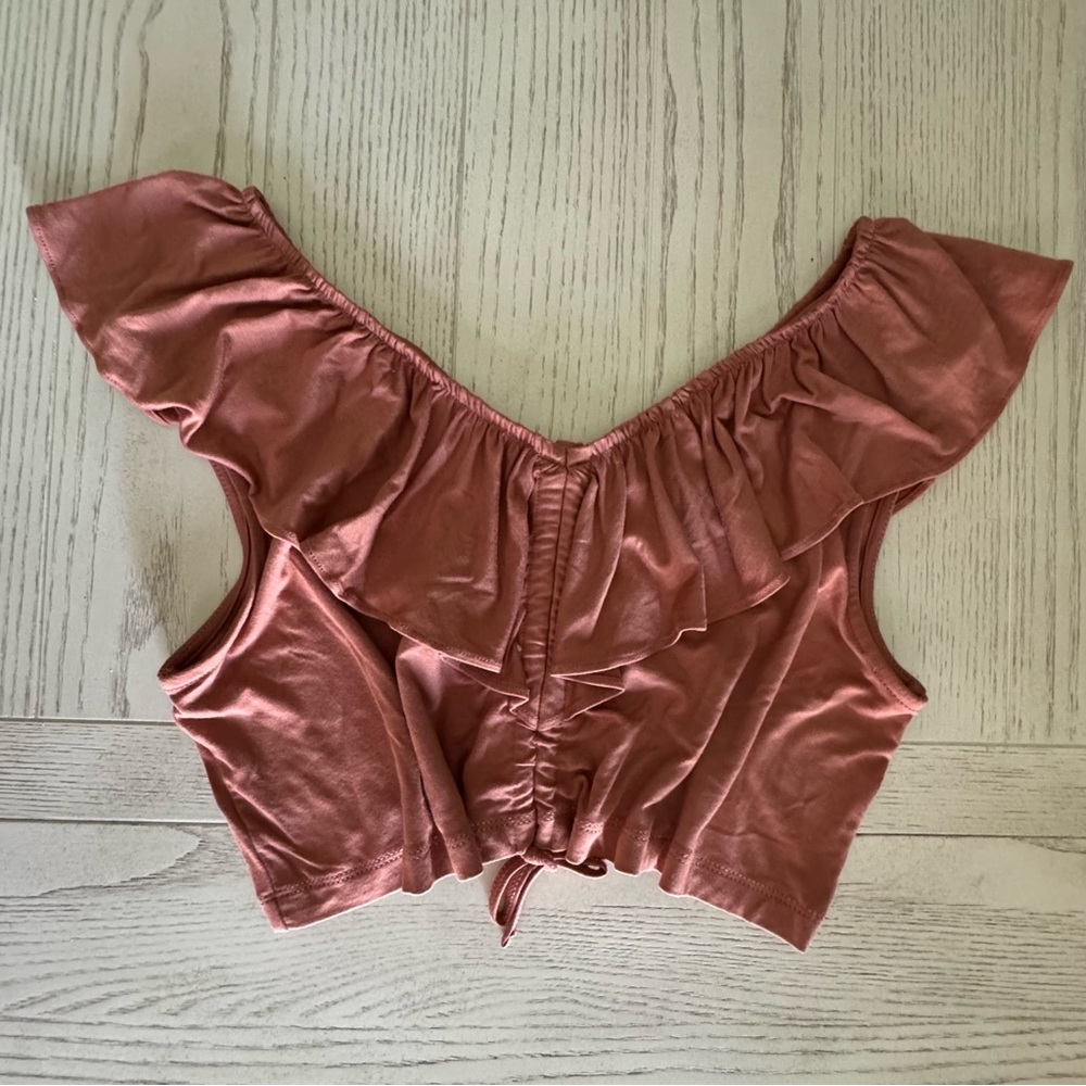 NWT Kate Quinn Ruffled Shoulder Crop